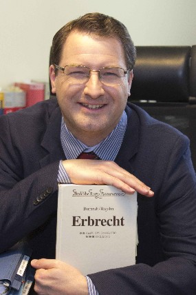 Dr. Buerstedde in seiner Kanzelei Erbrecht-Baby